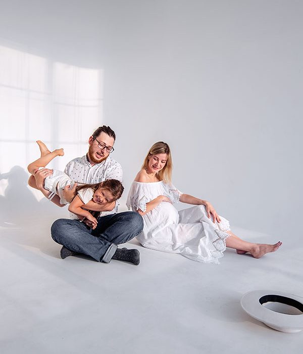 in-white-minimalistic-interior-the-family-is-havin-U5Q9HQSa.jpg